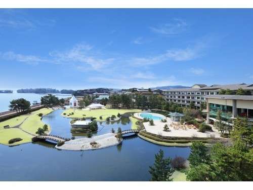 【ホテル全景】7000坪の庭園と絶景の松島の島々を望む、眺望抜群の温泉宿