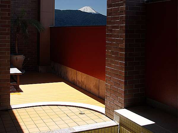 【温泉2階別棟：露天風呂】天気の良い日は富士山が眺められます♪