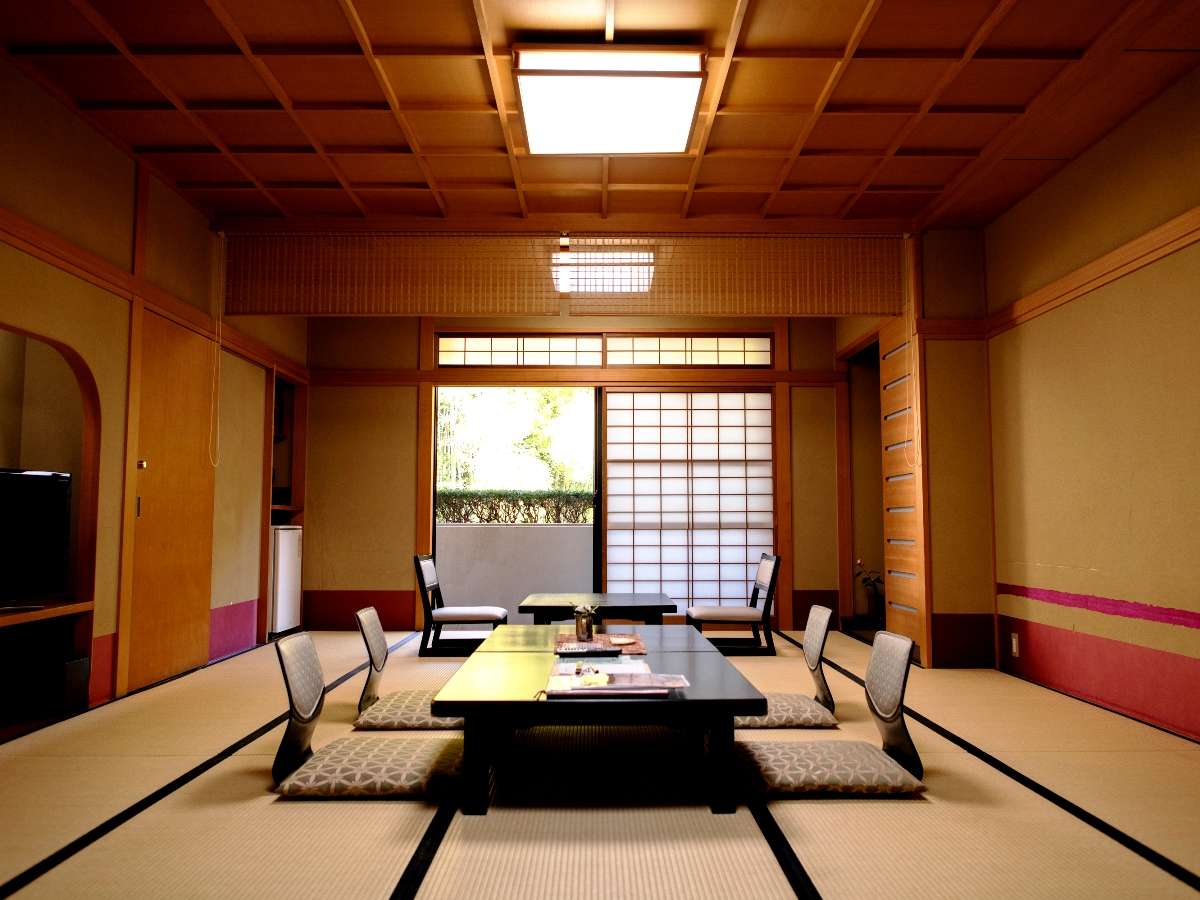 【客室】竹林を望むゆったり和室一例。季節の草花でお客様をおもてなしします。