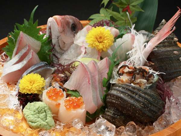 【季節のお造り一例】地元で獲れた新鮮な海の幸をお楽しみください♪