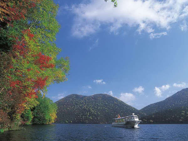 美しい紅葉シーズンは遊覧船がおすすめです。