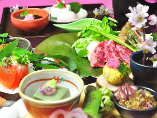 【春の一例】ご夕食は季節替わりの「里山の懐石」をご用意します