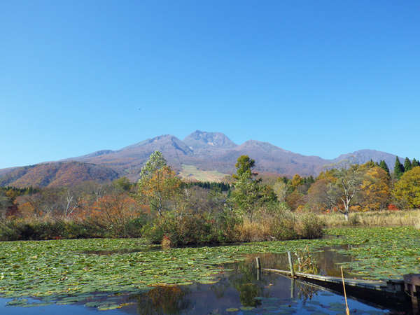 *【周辺】標高2,454mの妙高山を水面にくっきり映し出すいもり池。