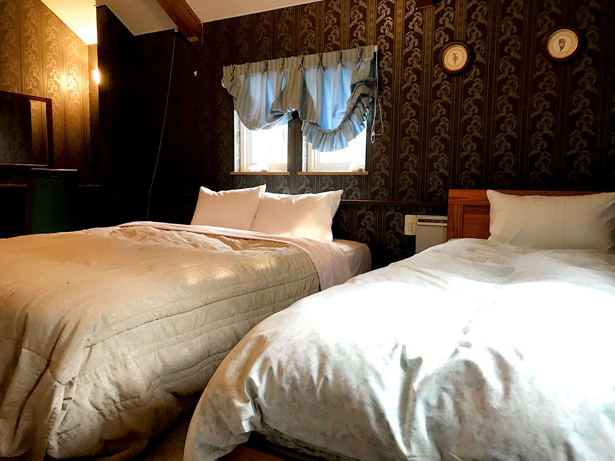 ・スタンダードA／寝室にはダブルベッドを1台、シングルベッドを1台ご用意