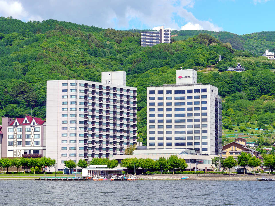 ＞【全景】ホテルの前には諏訪湖が目の前に広がる最高のロケーション