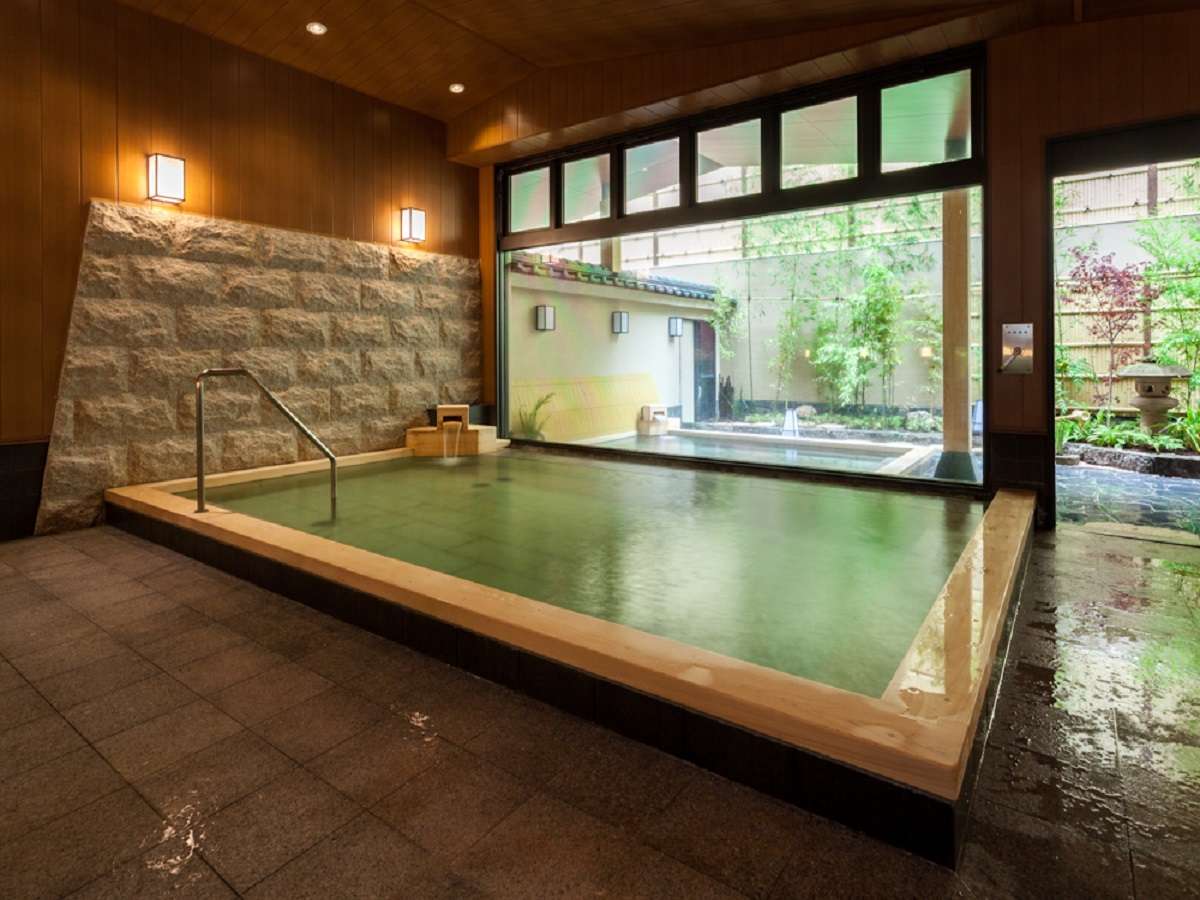 檜の浴槽を使用。檜の香りに包まれた温泉をお愉しみ頂けます。