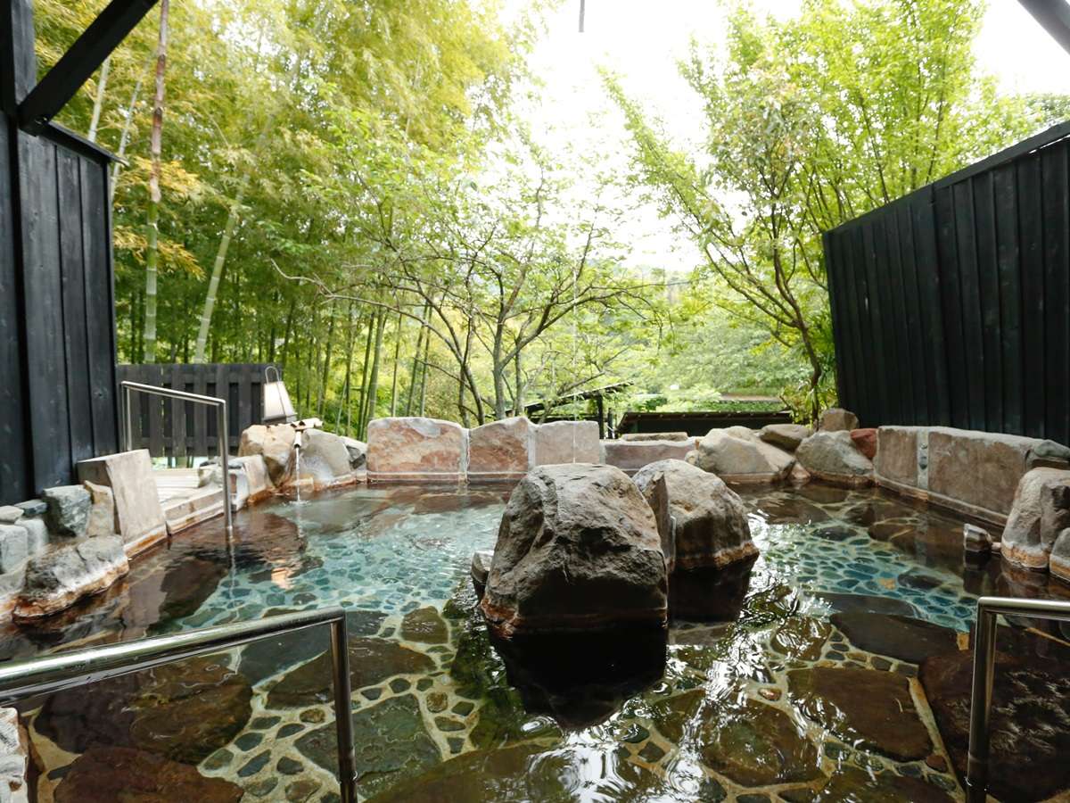 【貸切露天風呂】２０畳ある貸切露天風呂は、敷地内の自家源泉を掛け流し続ける良質の温泉です。