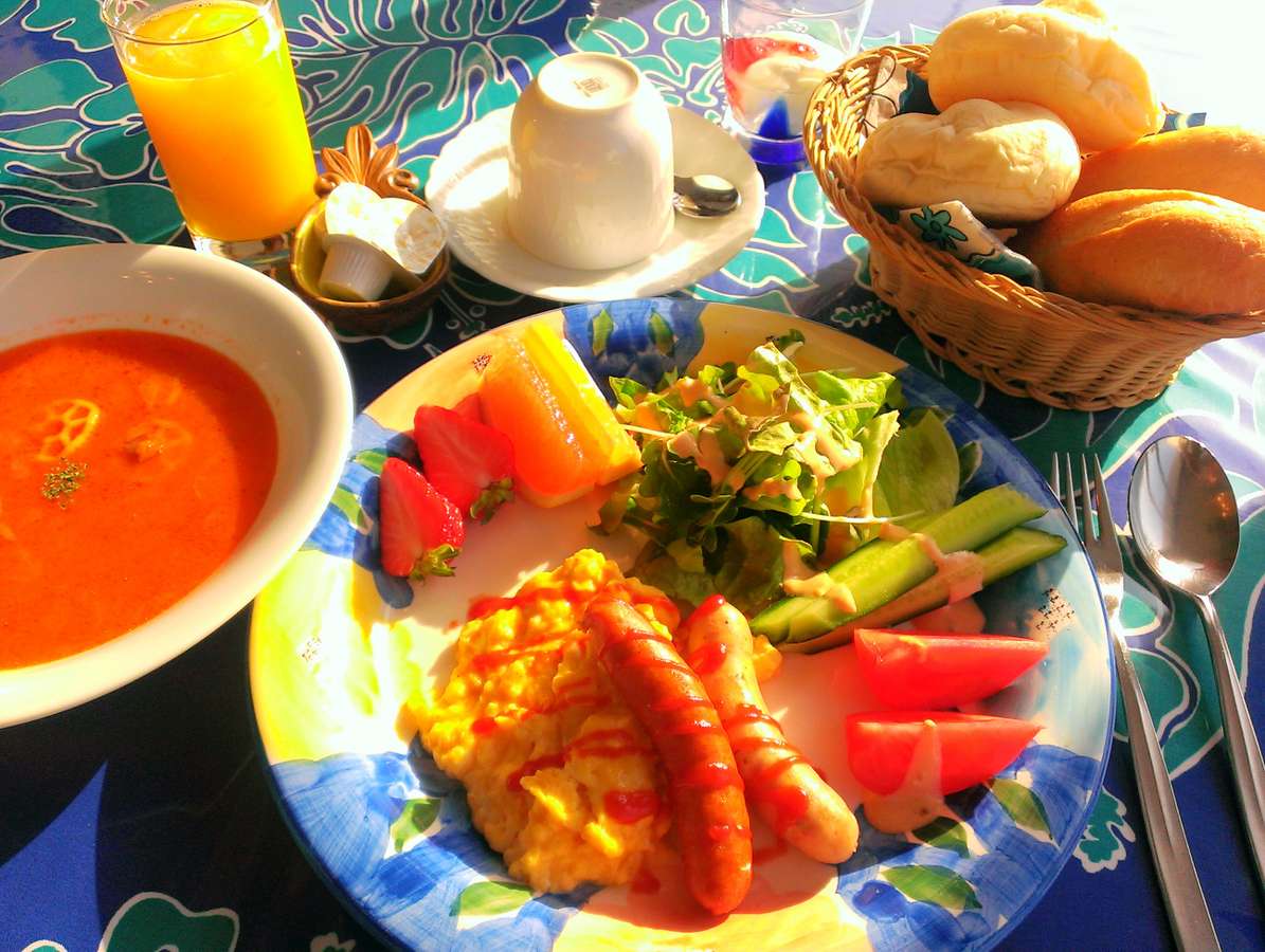 朝はコンチネンタル♪ジュース・スープ・玉子・サラダ・果物・ヨーグルト・コーヒー紅茶・温かパン食べ放題