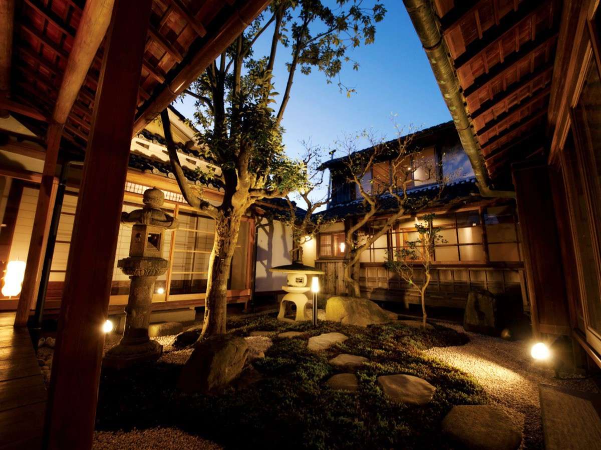 【内観・ONAE棟】中庭の濡れ縁に座って日本家屋ならではの風情を感じて。