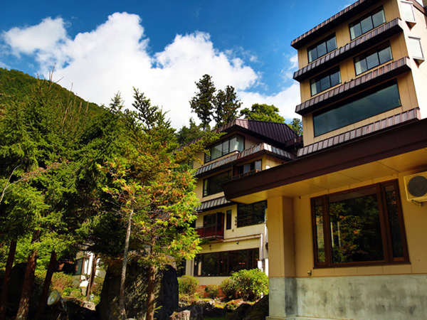 澄んだ空気と鮮やかな自然に囲まれた山荘リゾート
