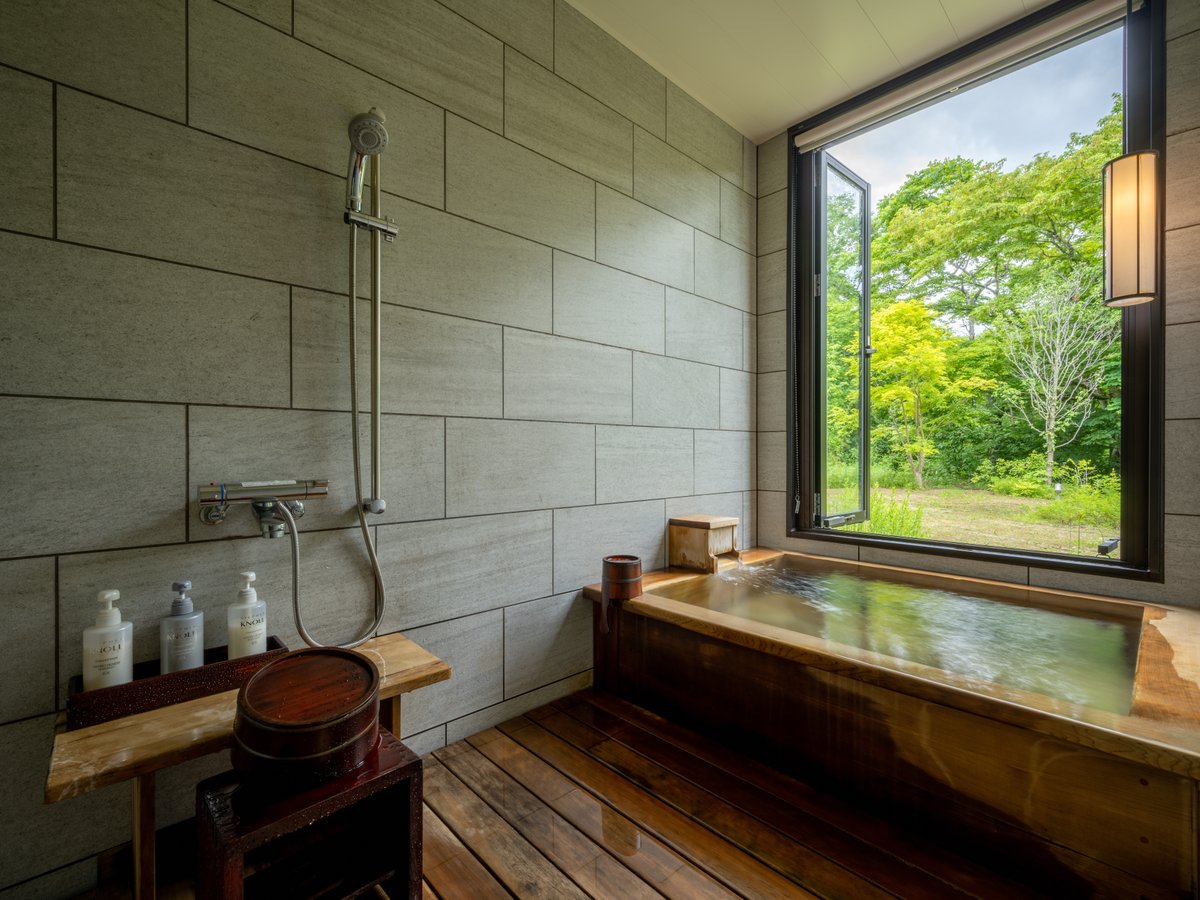 1階客室風呂。浴槽は青森ヒバを使用。源泉掛け流しで客室にいながら山の神のお湯をひとり占め出来ます。
