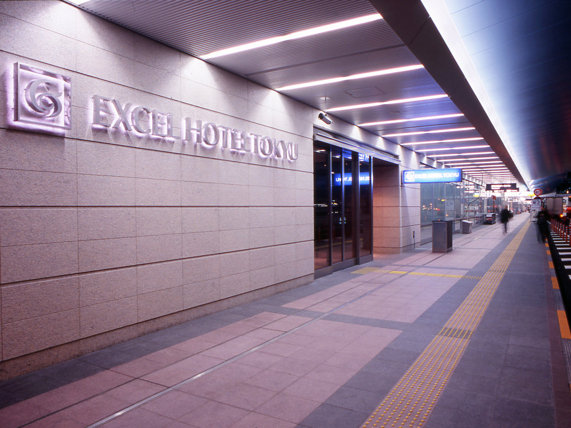 正面玄関は羽田空港第2ターミナル出発ロビー前道路の一番手前に