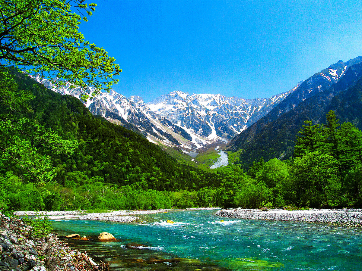 ・【周辺】上高地の山々と流れる美しい川の絶景をぜひお楽しみください