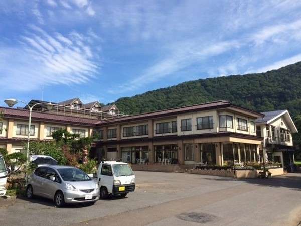 目の前に広がる美しい四季折々の十和田湖を臨めるレークサイドホテル