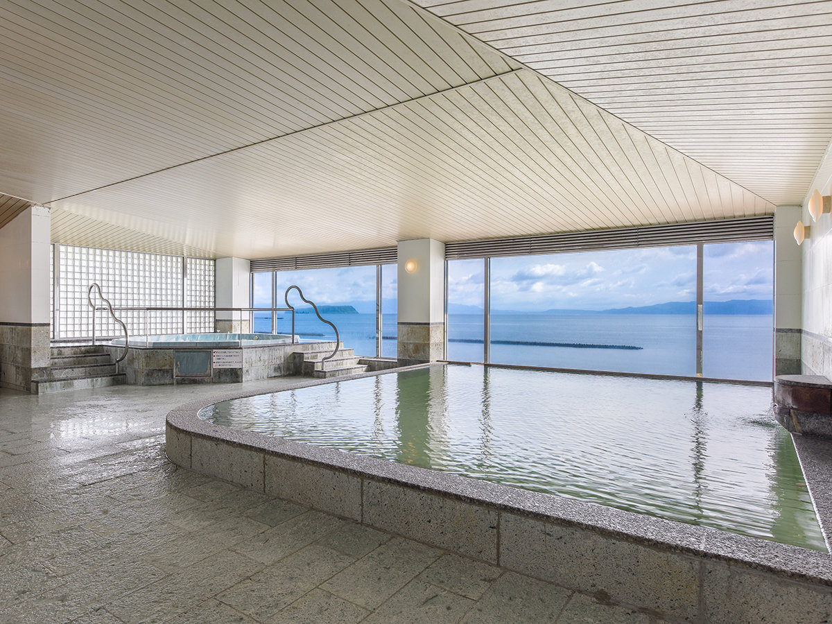 オーシャンビューの５階大浴場、見渡す限り海…。
