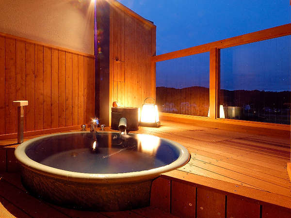 ［光琳の館］露天風呂付客室（407号室）・信楽焼タイプの露天風呂。