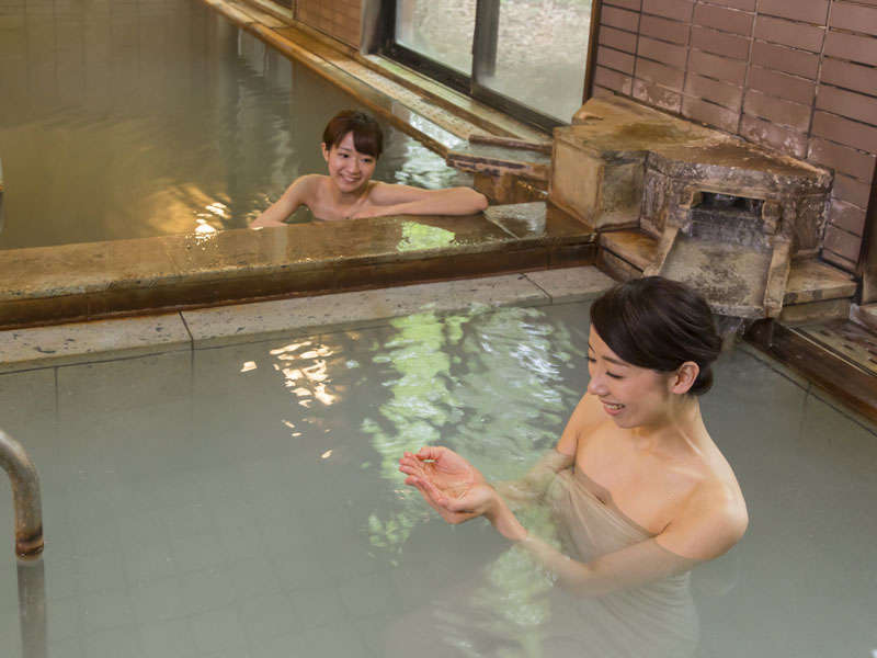 2種類の源泉が楽しめる温泉大浴場でお湯比べ。