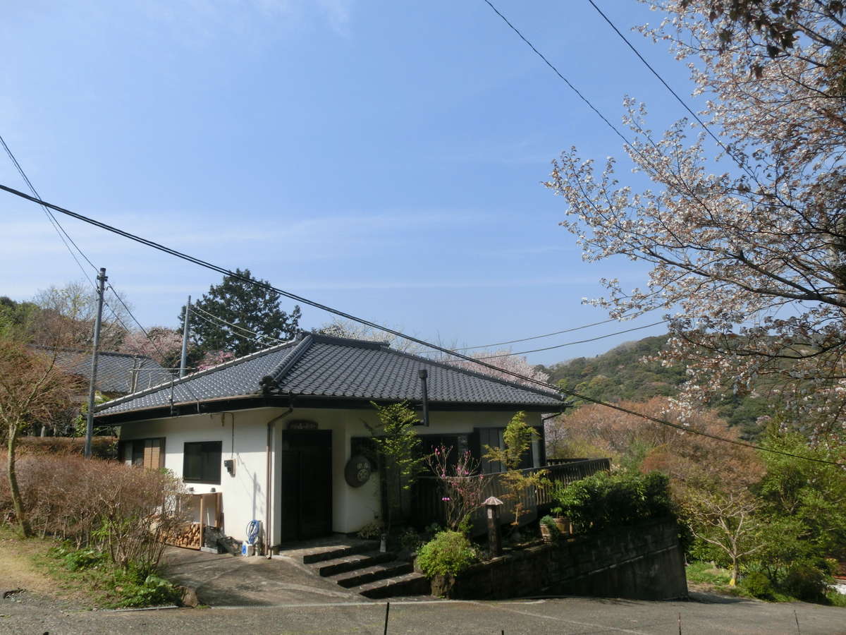 里山の中腹の森の中にポツンとたたずむ一日一組限定の一戸建て温泉宿です。