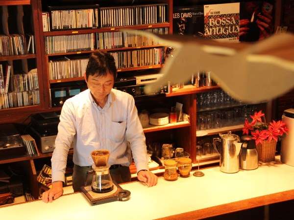 BARラウンジにてお好みでコーヒーやお酒などをご注文頂けます。