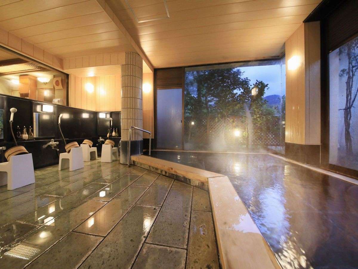 大浴場【つばきの湯・内湯】玉縁を高級天然木ヒバ材で仕上げ、内装をプチリニューアル♪