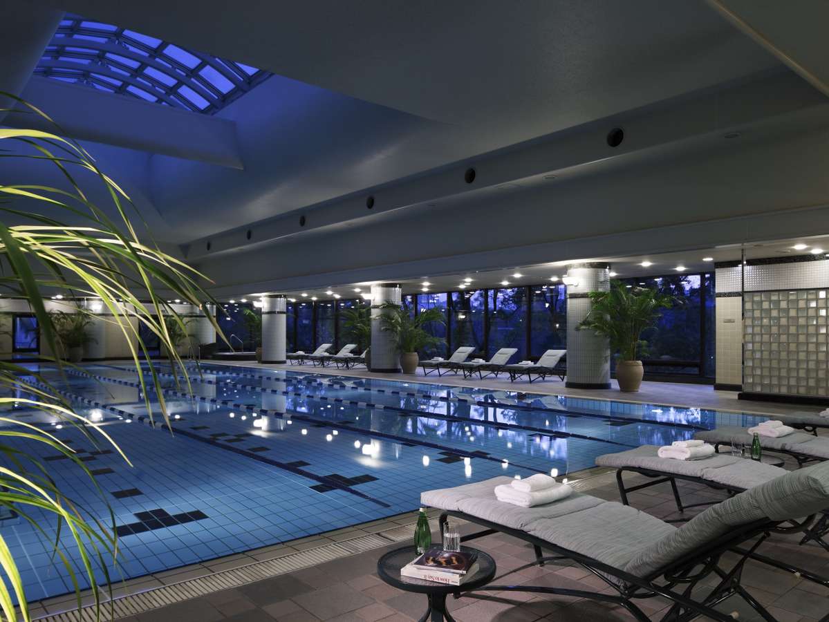 都内のホテルでは随一の広さを誇る25ｍ×5コースの室内プール。ミストサウナも完備。