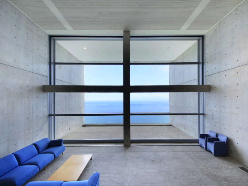大きな窓が印象的なパブリックスペース。天気が良いと海の青さが際立ちます。