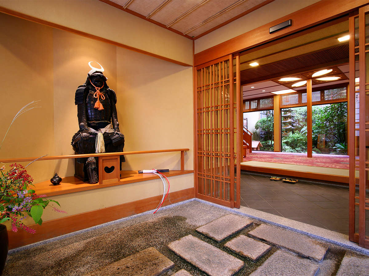 ・玄関入口には、松本のシンボルである松本城縁の収蔵品がお出迎え