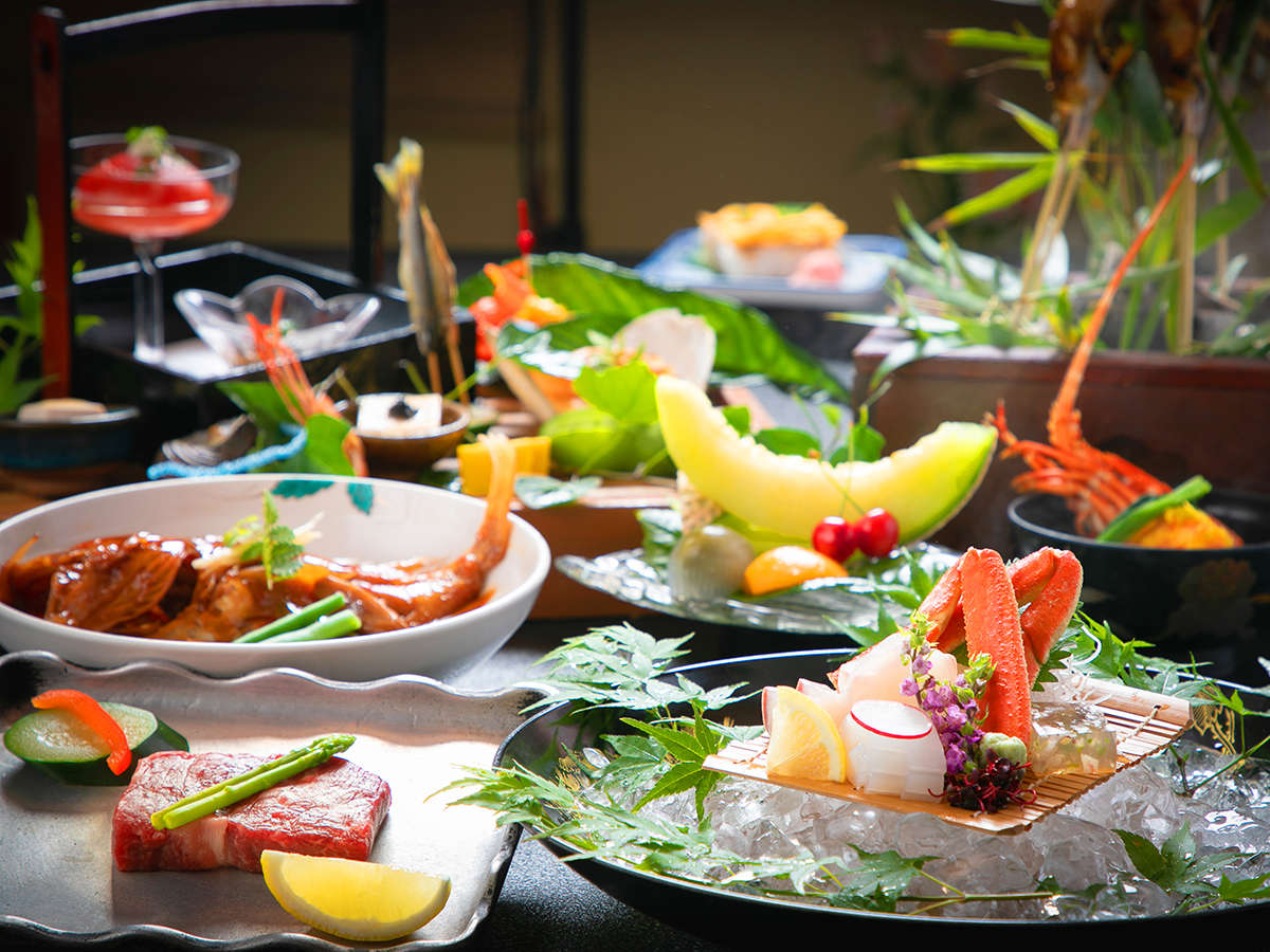 彩り豊かな岩国の名物料理『岩国寿司』をはじめ、新鮮な瀬戸内の幸をふんだんに。（夕食一例）