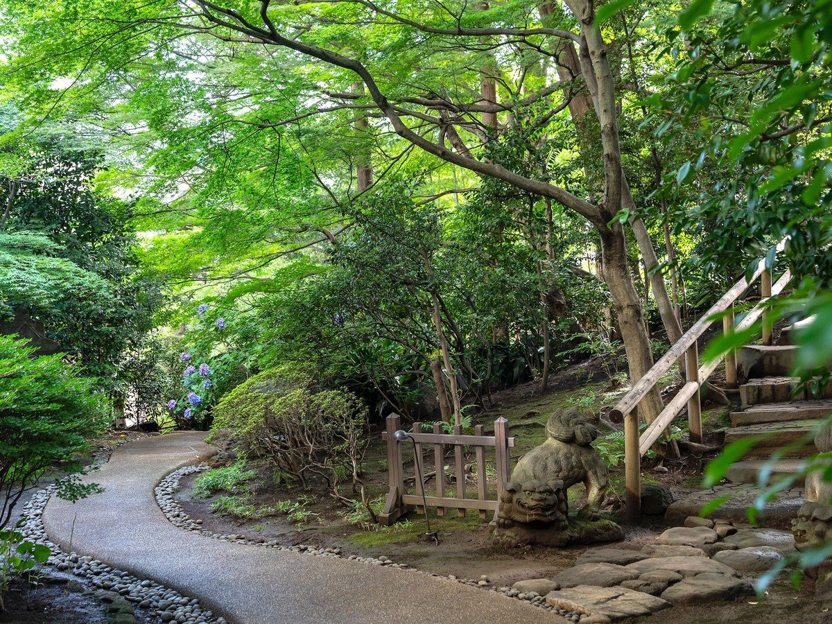 ホテル敷地内にある日本庭園は遊歩道が整備されているので、散策におすすめです。