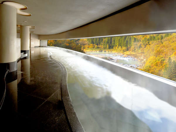 大浴場から望む紅葉の絶景と癒やしの温泉