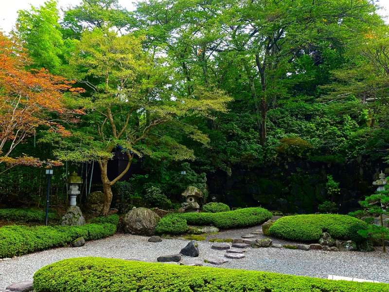 四季折々の美　丸峰の日本庭園