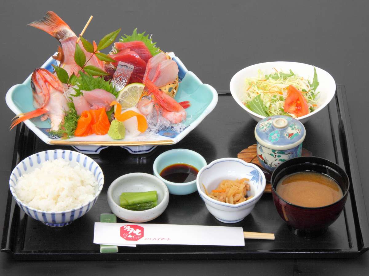 「刺身定食」直江津に来たからには新鮮なお刺身をご賞味ください♪魚介は当日の仕入で内容が替わります。