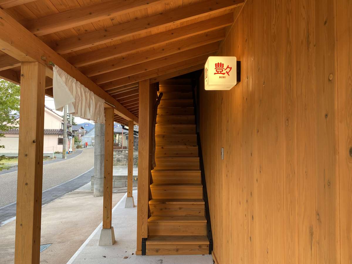 客室に上がる木製の階段あたたかなアプローチ