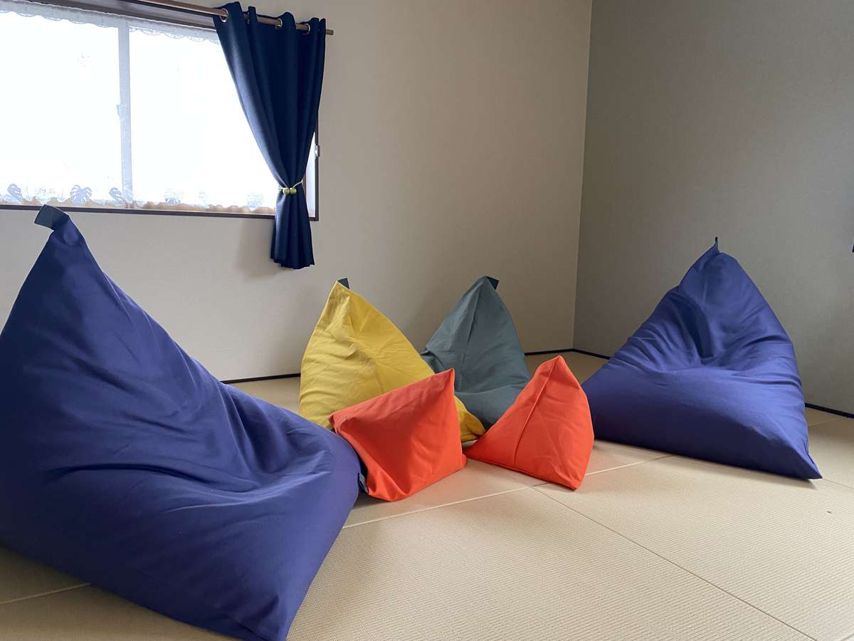 和室には帆布製の寝転がり座布団