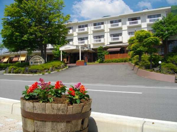 花と緑に包まれた、足和田ホテル外観