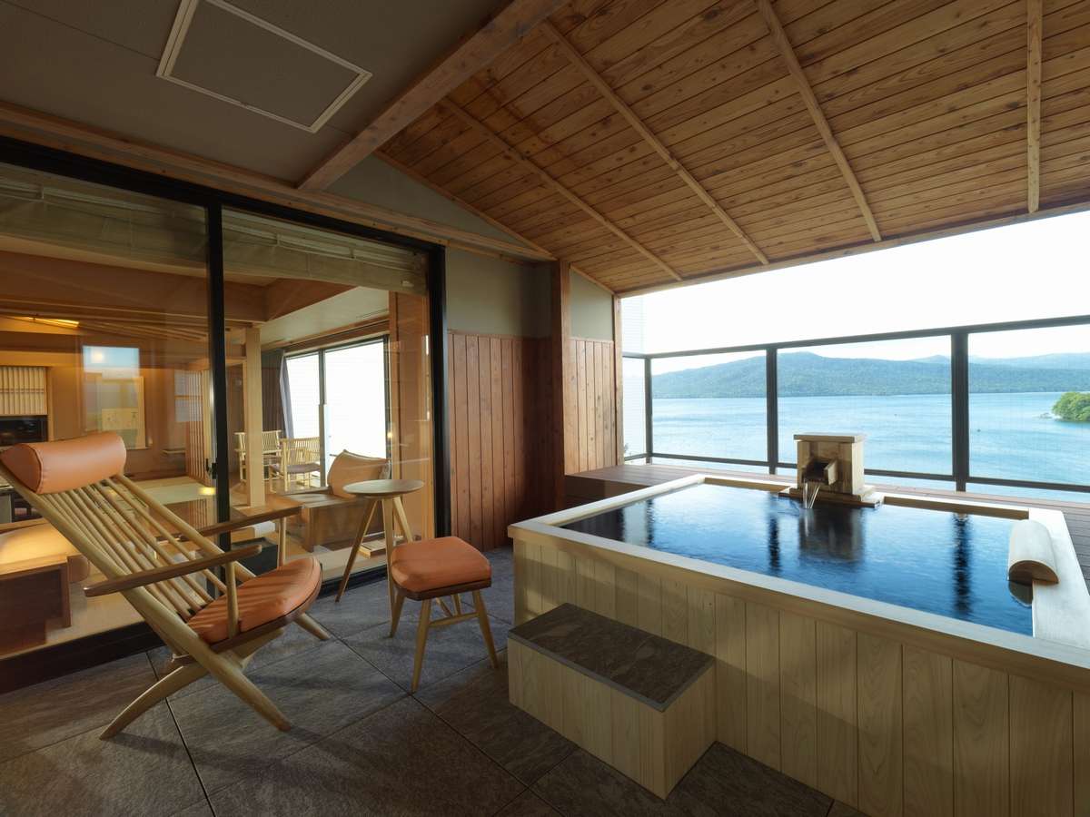 【露天風呂付・湖側】特別室 天の座スイート（客室一例）／檜の露天風呂から湖を眺めることができます。