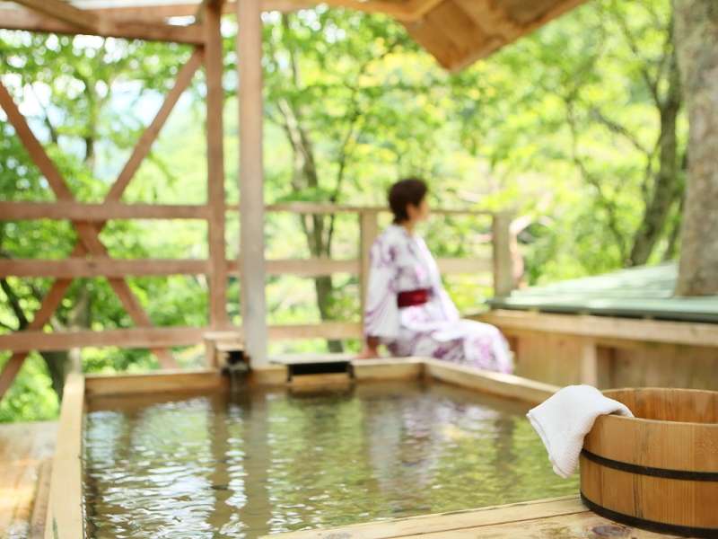木々を眺めながらのんびりと。天空の小鳥風呂(角浴槽)