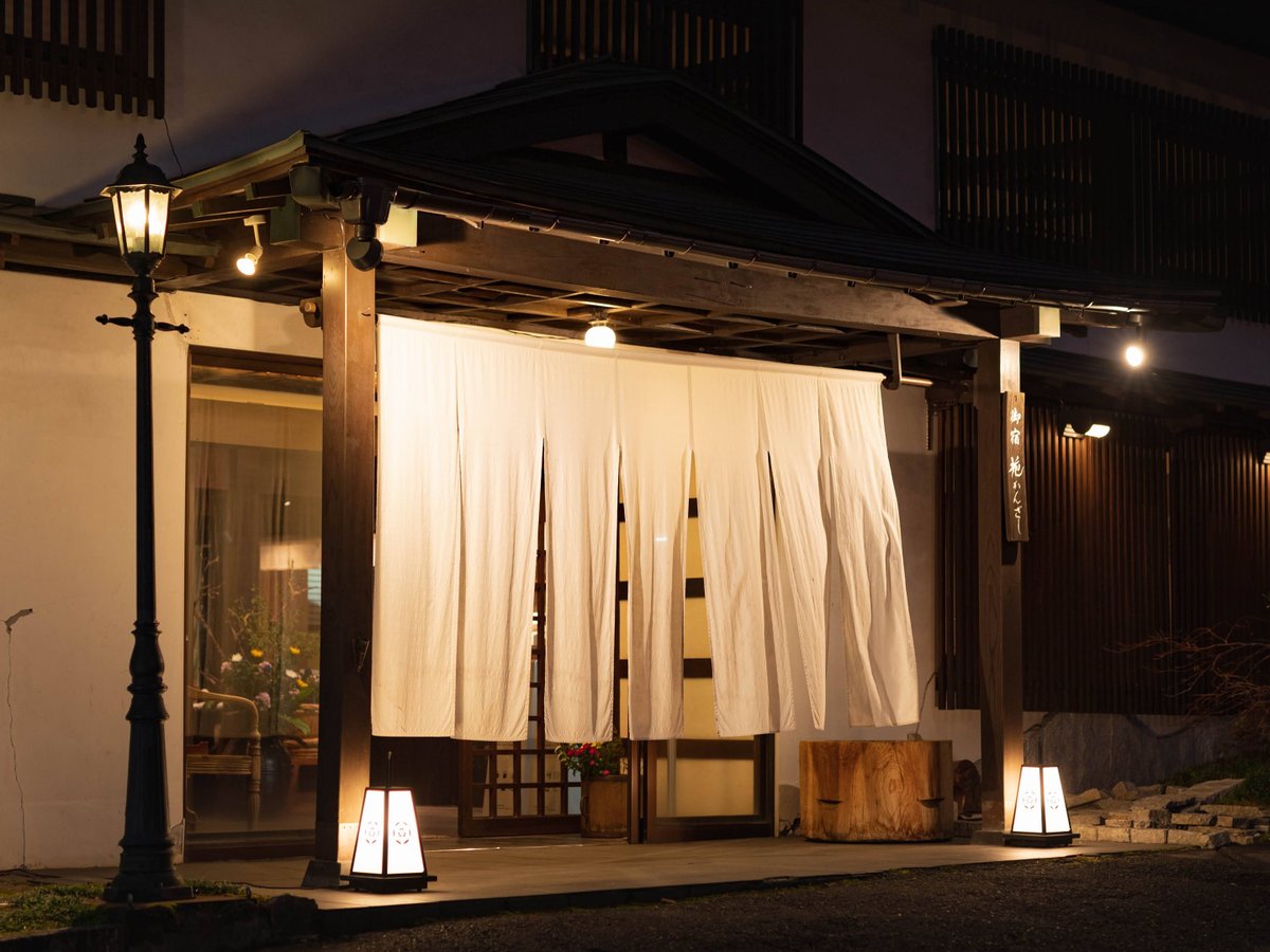 【外観】当館は昭和初期に建てられた木造建築です。風情と捉えていただければこのうえなく嬉しいことです。