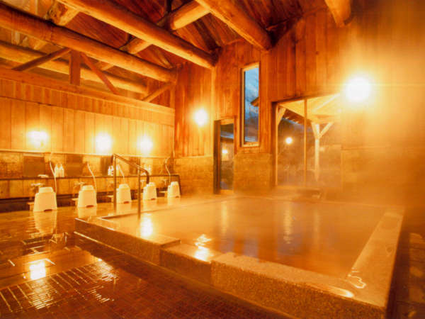 木の香り漂う大浴場。琥珀色の温泉でのんびりくつろいで下さいね
