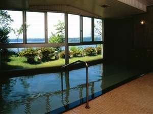 加茂湖を臨む展望大浴場