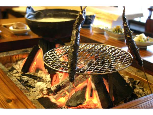 囲炉裏山賊料理、ヤマメの串囲炉裏焼き