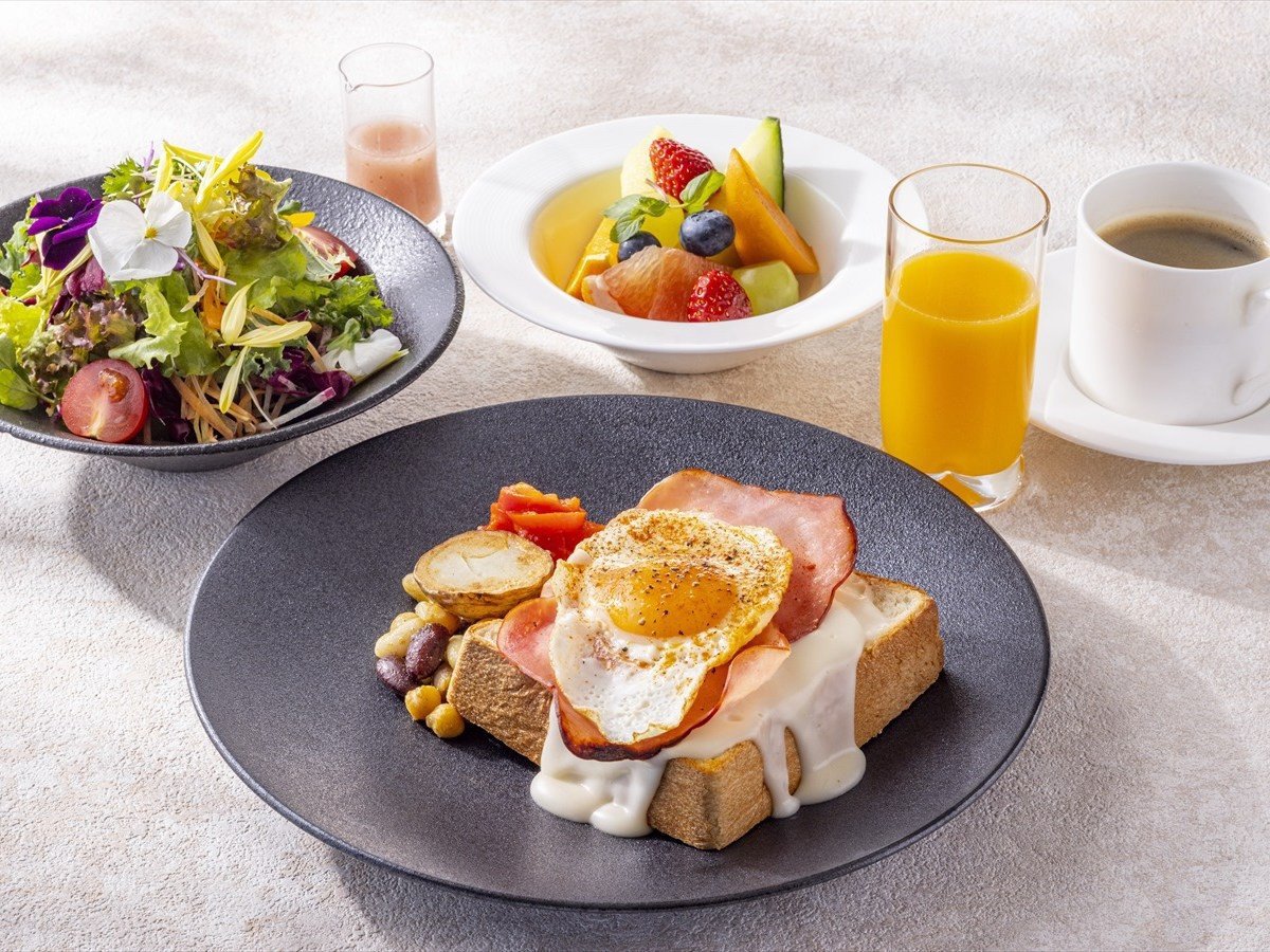 ◆ご朝食一例｜クロックマダムーメゾンカイザーの食パンをオリジナルのベシャメルソース
