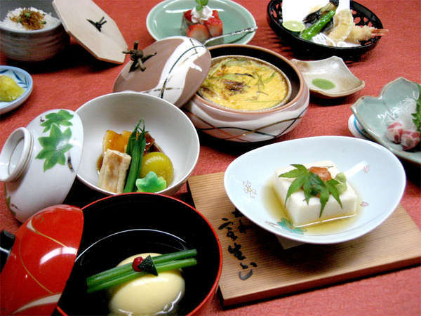 ■会席一例■旬の川魚や京野菜をふんだんに使用した、京都ならではの上品な会席コース。