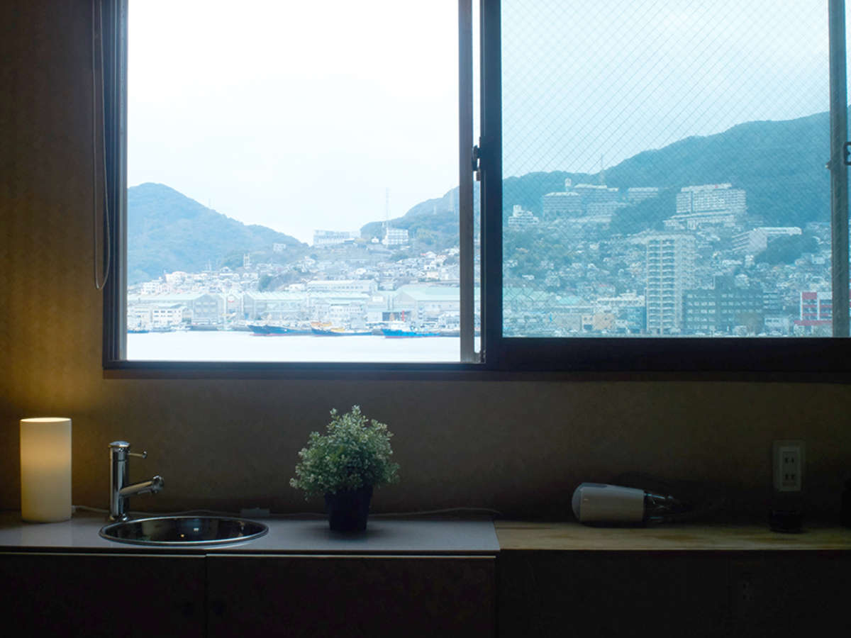 窓からは長崎港、稲佐山と長崎らしい眺めが
