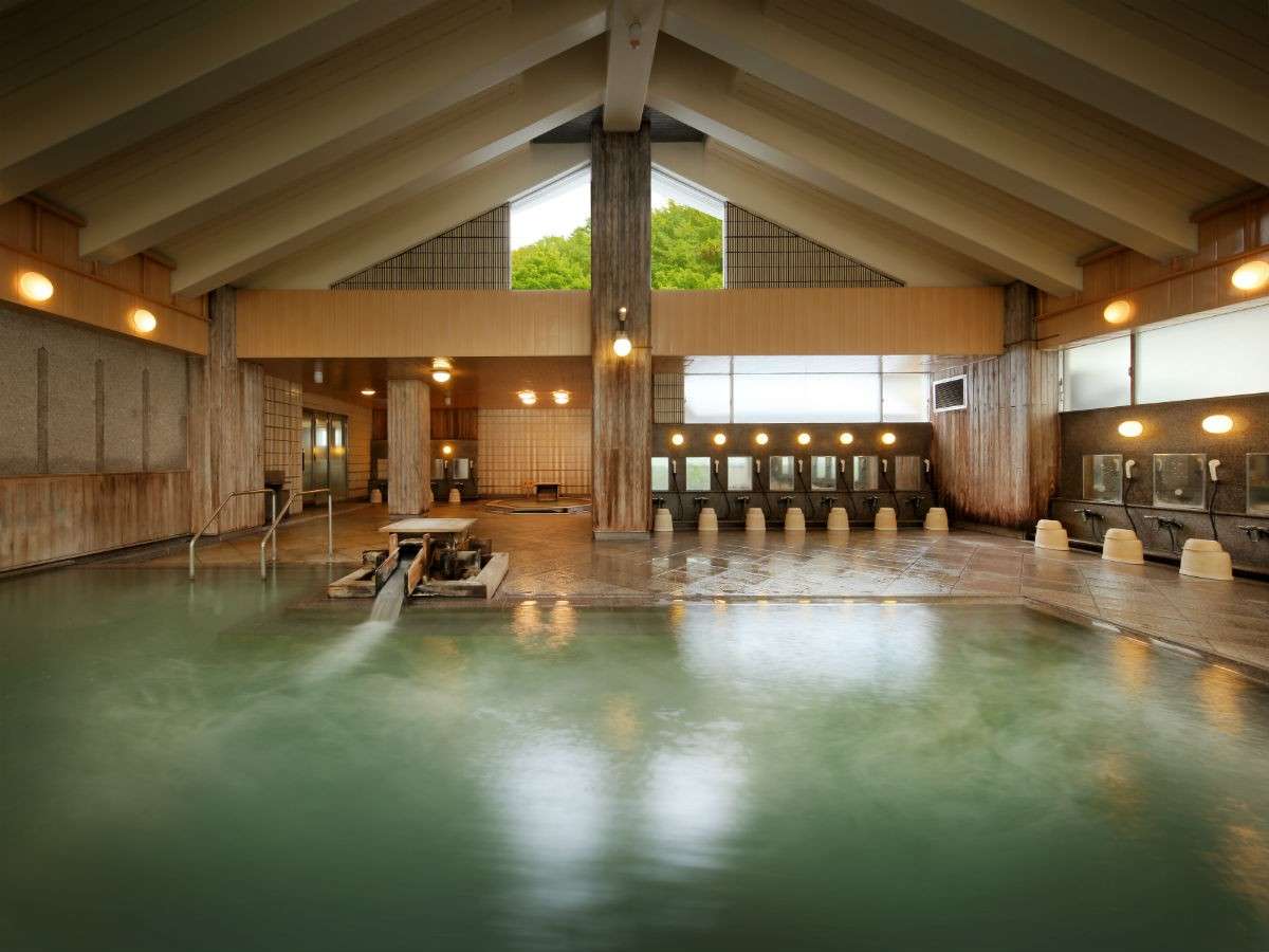 男性用大浴場『源蔵の湯』。400年の歴史ある当館の温泉をのんびりとお楽しみください