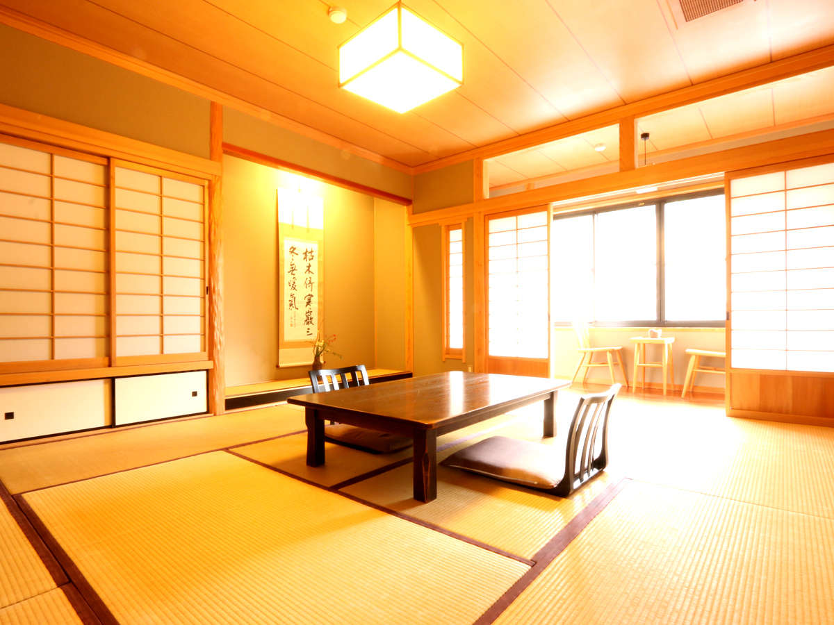 【和室１０畳＋広縁】上品な風格がありながら寛げる雰囲気の和室。「ガニ湯」も目の前。