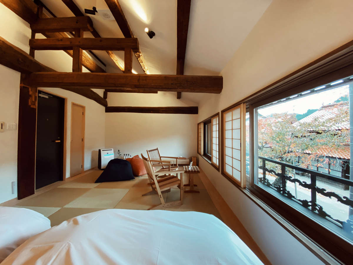 「桜並木を望む部屋」。桜並木沿いのパノラマ窓から、四季をお楽しみいただけます。