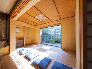 寺院内にある和室の様子。向かいにある日本庭園を見ながら瞑想体験やお抹茶体験が可能です。