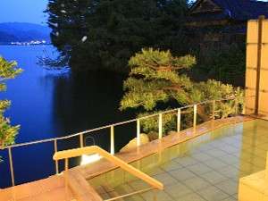 東郷湖のほとりにある露天風呂『翠湖の湯』