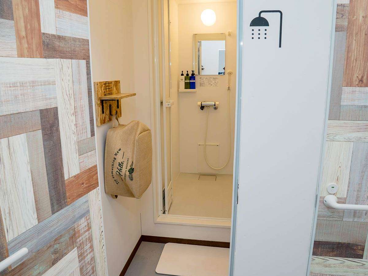 ・シャワー室には、少し狭いが脱衣スペースもあります